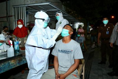 podiumnews.com- Satgas Banyuwangi Sidak dan Tes Swab Warga Tak Bermasker, Tiga Positif Covid